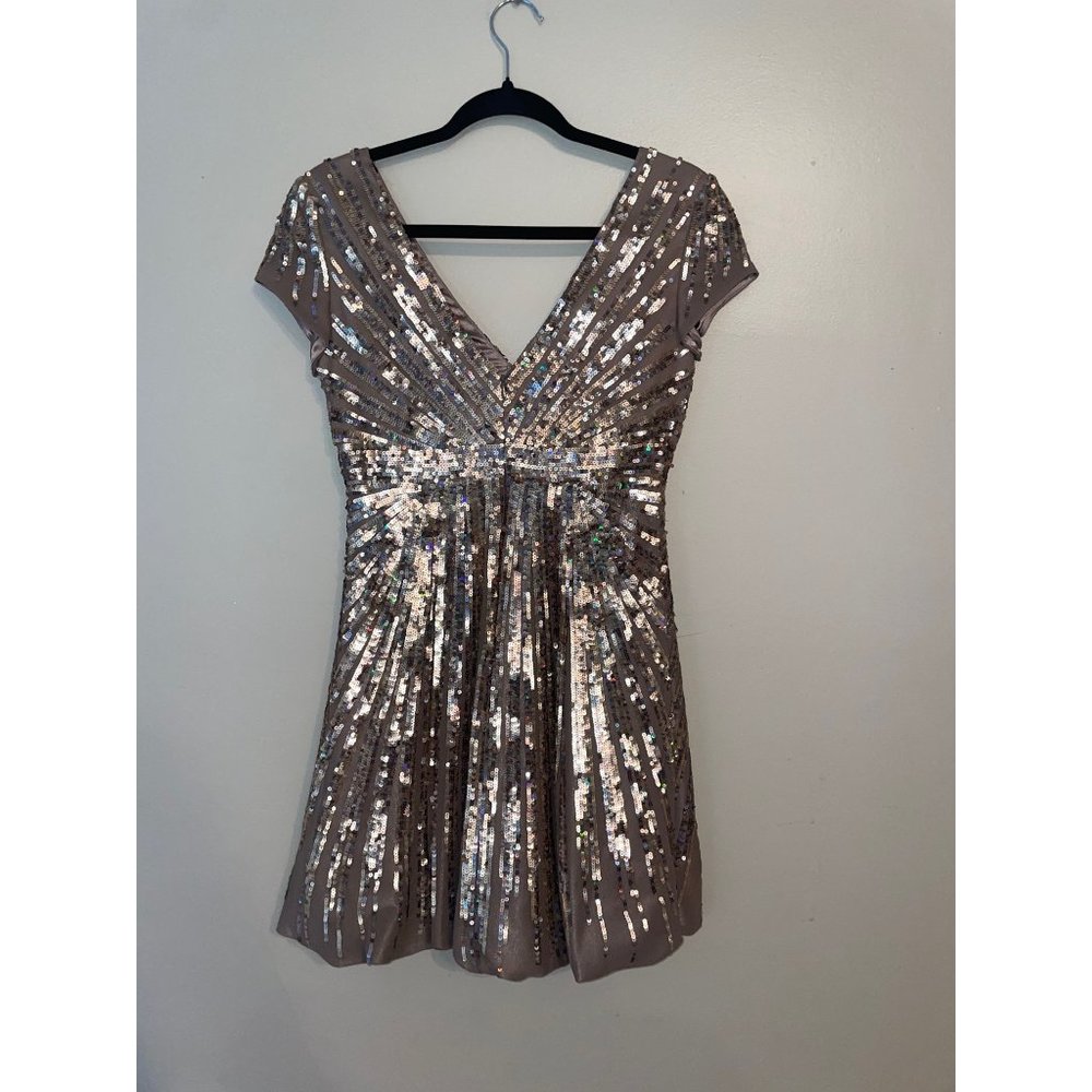 JOVANi Cap Sleeve V-neck Mini Gold Iridescent Sequins Size 4 party new year prom - Picture 4 of 9